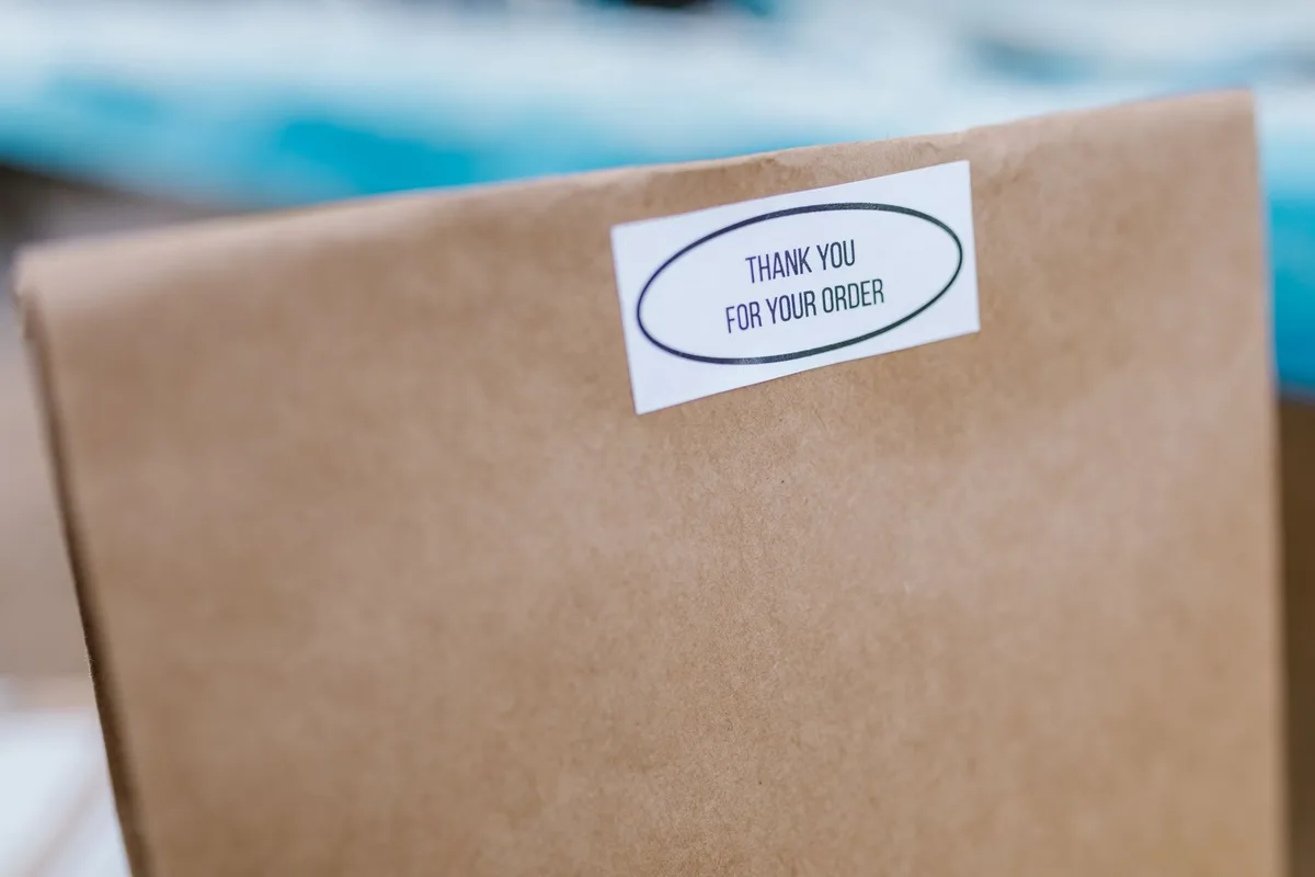 Caja de pedido de celular recién entregada en una casa en Colombia.